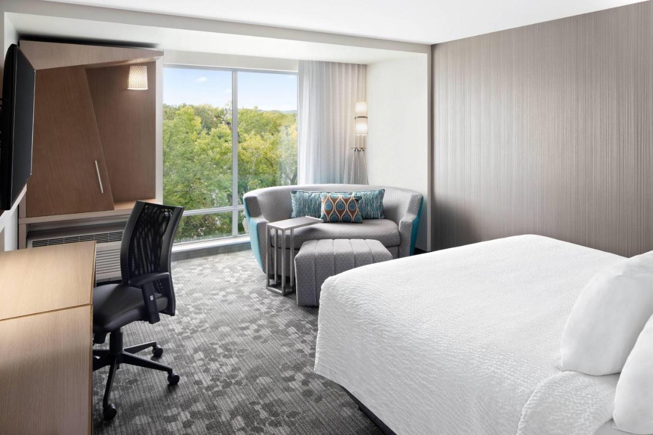 King Room with River View and Roll-In Shower - Mobility Access/Hearing Accessible,1694569402:JPEG